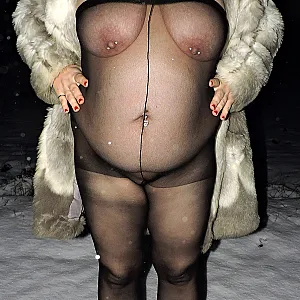Geil im Schnee mit Kunstpelz und Nylons 2021 Galeriebild