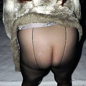 Geil im Schnee mit Kunstpelz und Nylons 2021 Galeriebild
