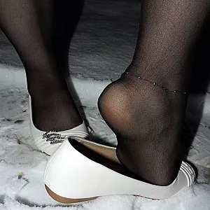Geil im Schnee mit Kunstpelz und Nylons 2021 Galeriebild