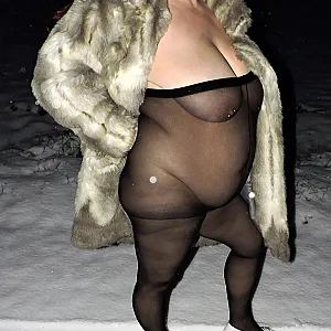 Geil im Schnee mit Kunstpelz und Nylons 2021 Galeriebild