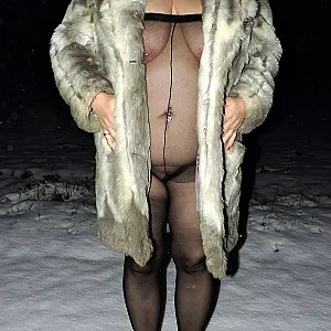 Geil im Schnee mit Kunstpelz und Nylons 2021 Galeriebild