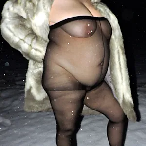 Geil im Schnee mit Kunstpelz und Nylons 2021 Galeriebild
