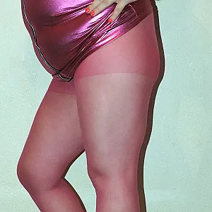 In Lila pinken Wetlookkleid Galeriebild