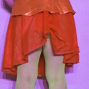 Dirndelfotze im Neonlicht Galeriebild