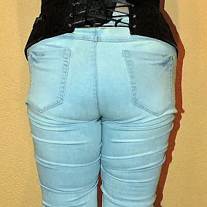 Corsage, Jeans, Nylons und Heels Galeriebild