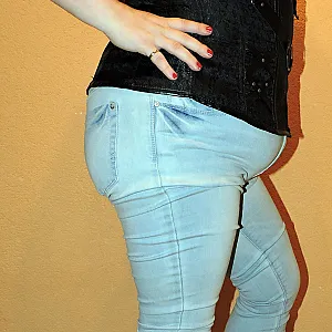 Corsage, Jeans, Nylons und Heels Galeriebild