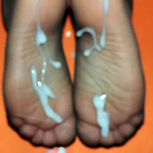 Footjob mit Bumssaft auf meine schwarzen Feinsöckchen Galeriebild
