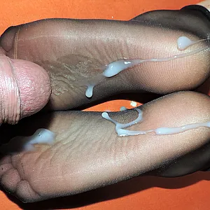 Footjob mit Bumssaft auf meine schwarzen Feinsöckchen Galeriebild
