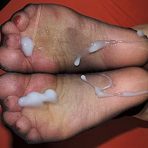 Footjob mit Bumssaft auf meine schwarzen Feinsöckchen Galeriebild