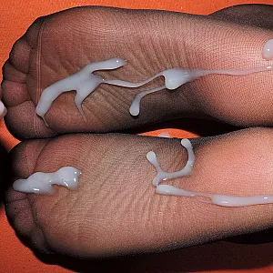 Footjob mit Bumssaft auf meine schwarzen Feinsöckchen Galeriebild