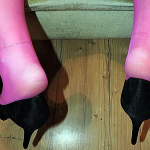 Rosa Dirndl mit Analplug Galeriebild