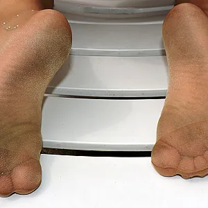 In Glanzstrumpfhose beim Sonnenbaden Galeriebild