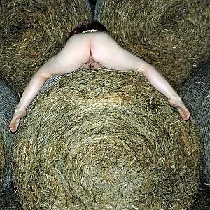 sexy und geil auf dem Strohballen Galeriebild