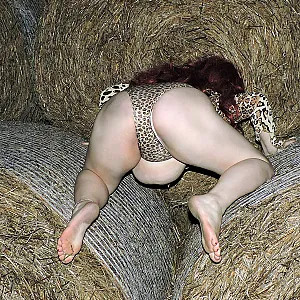 sexy und geil auf dem Strohballen Galeriebild
