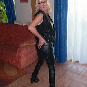 First image of DomPaarBi's Gallery - bea the hot leatherbitch