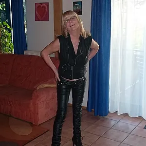 bea the hot leatherbitch gallery image
