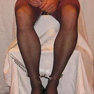 in Ketten und Strumpfhose Galeriebild