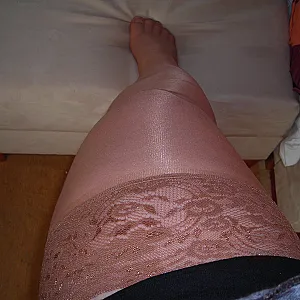Ela in halterlosen Nylons und mit Liebeskugel Teil 1 Galeriebild