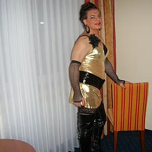Erst in goldenen Kleid dann in schwarzen silberne Rock Galeriebild