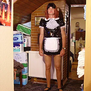 In Damenwäsche und Windeln Galeriebild