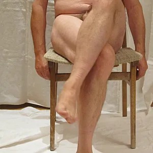 splitternackt vorgeführt Galeriebild