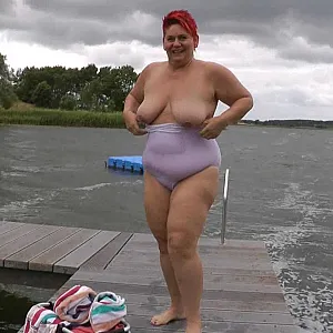 Im DURCHSICHTIGEN BADEANZUG im See Galeriebild