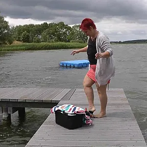 Im DURCHSICHTIGEN BADEANZUG im See Galeriebild