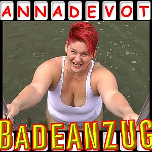 Im DURCHSICHTIGEN BADEANZUG im See Galeriebild