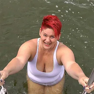 Im DURCHSICHTIGEN BADEANZUG im See Galeriebild