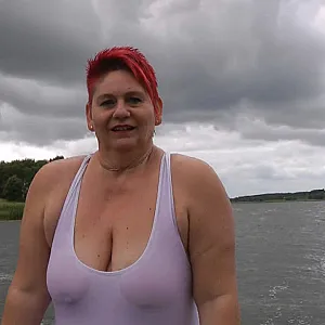 Im DURCHSICHTIGEN BADEANZUG im See Galeriebild