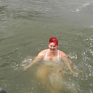 Im DURCHSICHTIGEN BADEANZUG im See Galeriebild