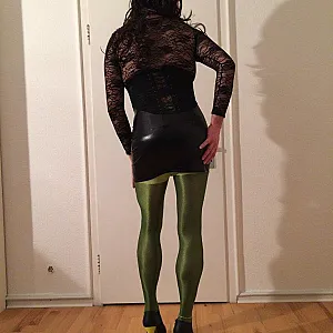 Wetlook-Kleid und neue Heels Galeriebild