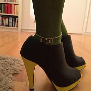 Wetlook-Kleid und neue Heels Galeriebild