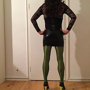 Wetlook-Kleid und neue Heels Galeriebild
