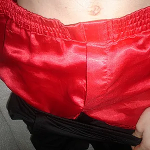 Rote Satin Shorts Galeriebild