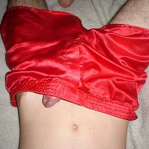 Rote Satin Shorts Galeriebild
