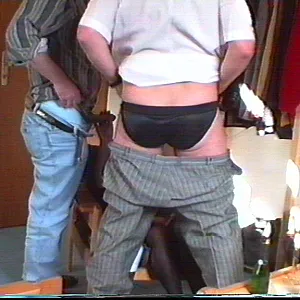 zwei jungen Männer vorgeführt Galeriebild
