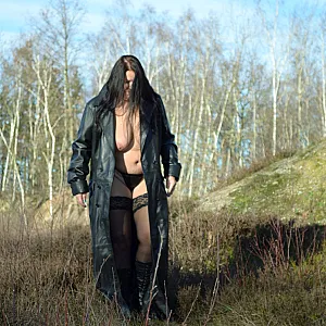 sexy Winterspaziergang im Ledermantel 1 Galeriebild