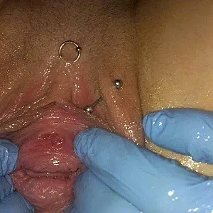 Miss Painty´s gepiercte Pussy im Aufriß Modus Galeriebild