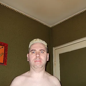 full shaved and horny and blond Galeriebild