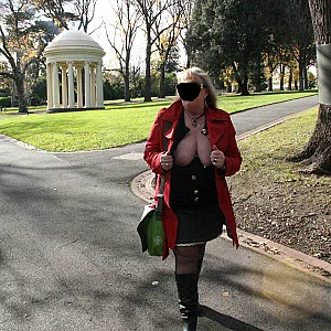 in a city park Galeriebild
