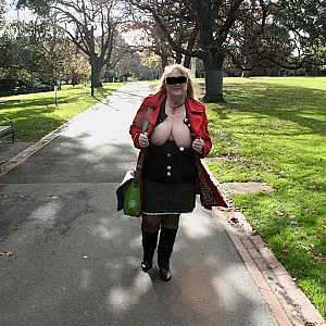 in a city park Galeriebild