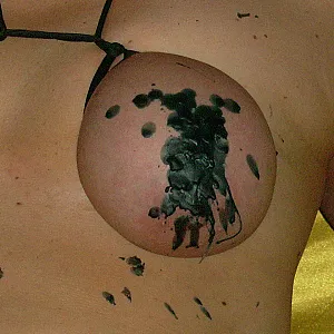 Anna wird mit Wachs... Galeriebild