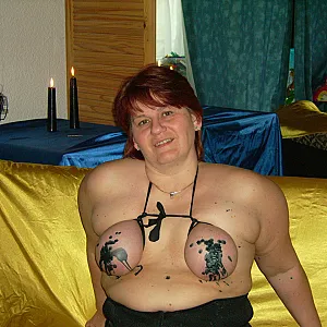 Anna wird mit Wachs... Galeriebild