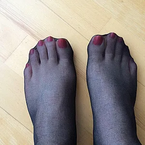 neue Heels, Korsett und lackierte Nägel Galeriebild