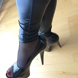 neue Heels, Korsett und lackierte Nägel Galeriebild