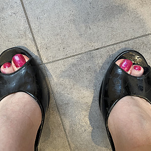 First image of Fuss's Gallery - feet and shoegames