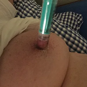 Tiefes 10mm Penis-Sounding und Nipple-Stretching Galeriebild