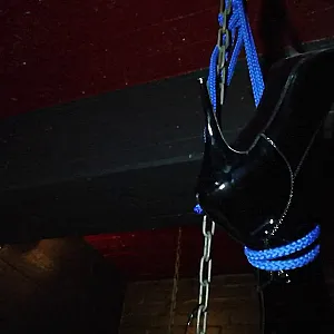 Auf Overknees gefingert und gefickt im Kino-Sling Galeriebild