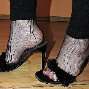 Hot in schwarz mit Mules und Spitzennylons Galeriebild